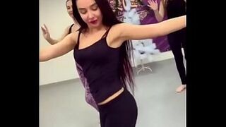 رقص فاجر سااخن نار  من شرموطة مصرية فى الجيم sexarab.com