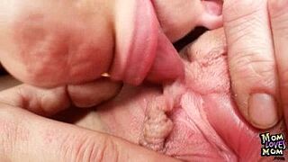 Newbie Milfs kissing and licking vagina each other