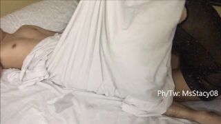 Pinay Excited 18Yo Wakes up her Boyfriend for Intercourse